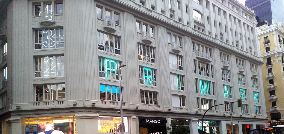 A 3.000 millones del líder: Primark y Decathlon ensanchan su distancia con Inditex en España Macrotienda de Primark en Gran Vía